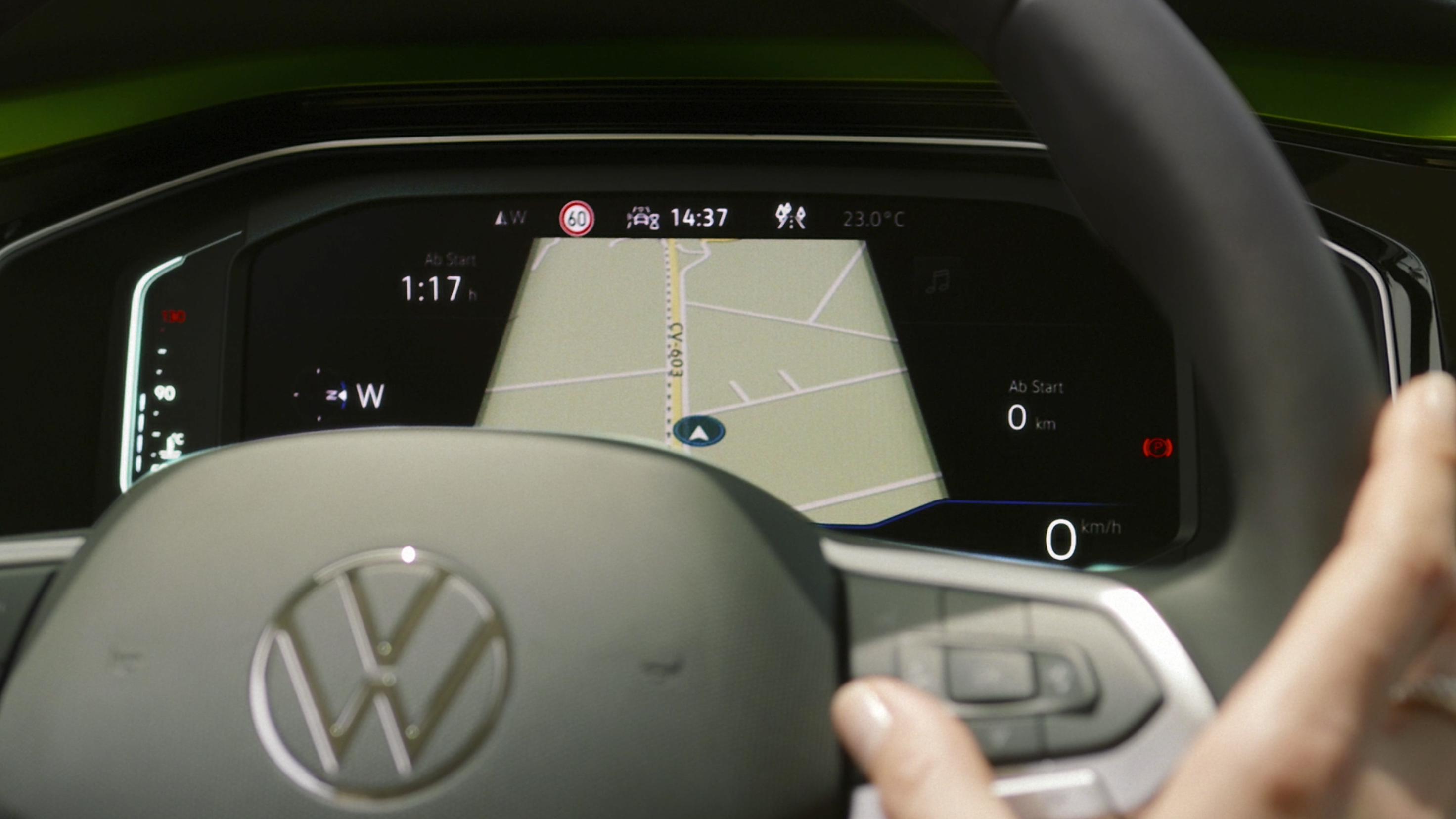 VW Taigo Detailaufnahme des optionalen Digital Cockpit Pro im VW Polo, darauf abgebildet sind unter anderem Tacho und Navigation.