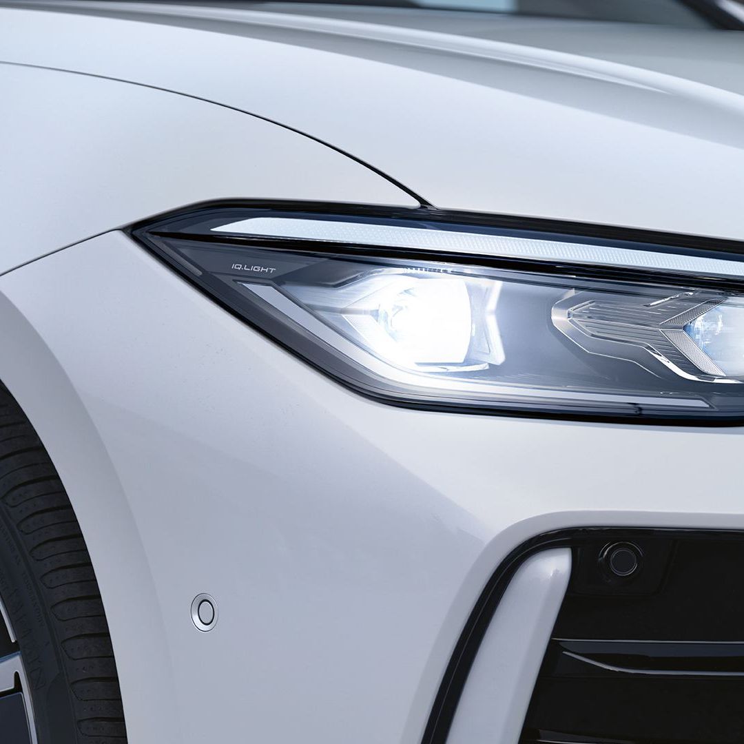 Der neue Passat von VW Die LED-Matrixscheinwerfer im Fokus eines weißen VW Passat.