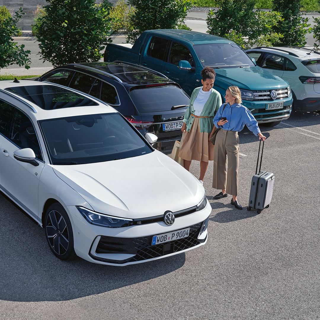 Der neue Passat von VW Die LED-Matrixscheinwerfer im Fokus eines weißen VW Passat.